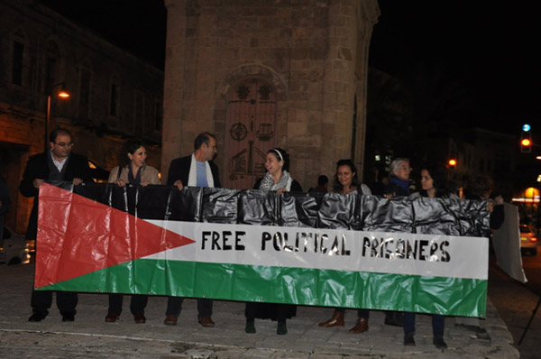 شاهد - يافا: العشرات في وقفة دعم للأسرى الفلسطينيين في سجون الاحتلال 